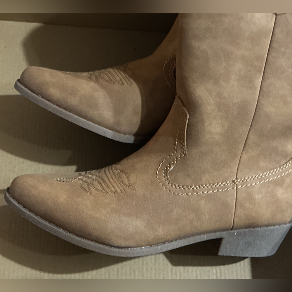 Women’s size 8 boots tan Arizona